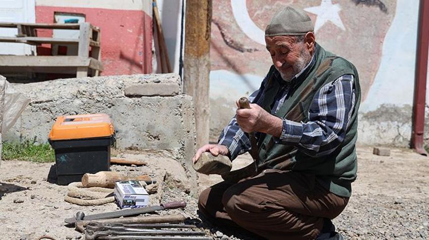 Yaşıtları emekliliğin keyfini sürerken o köy köy dolaşıyor! Sivaslı nalbant, son temsilcisi olduğu mesleğini koruyor