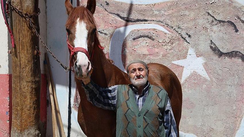 Yaşıtları emekliliğin keyfini sürerken o köy köy dolaşıyor! Sivaslı nalbant, son temsilcisi olduğu mesleğini koruyor