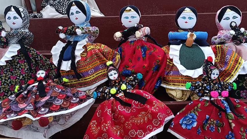 Köyünden hiç çıkmadan 5 dil öğrendi: Kayserili Ayşe teyze 42 yıldır sattığı bez bebekler ile dünyaya açıldı