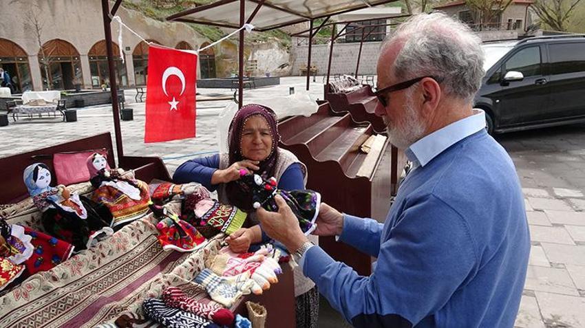 Köyünden hiç çıkmadan 5 dil öğrendi: Kayserili Ayşe teyze 42 yıldır sattığı bez bebekler ile dünyaya açıldı