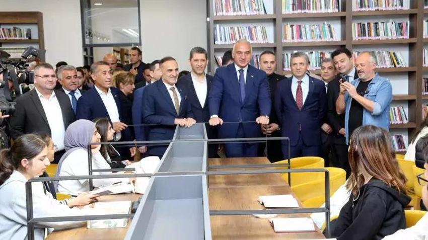 Atıl halde duran metruk bina modern kütüphaneye dönüştü; açılışı Bakan Ersoy yaptı