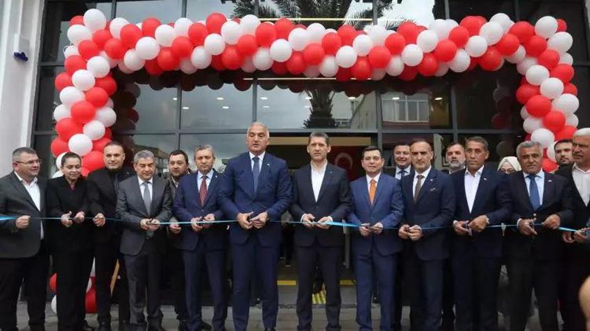 Atıl halde duran metruk bina modern kütüphaneye dönüştü; açılışı Bakan Ersoy yaptı