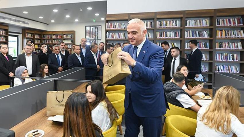 Atıl halde duran metruk bina modern kütüphaneye dönüştü; açılışı Bakan Ersoy yaptı