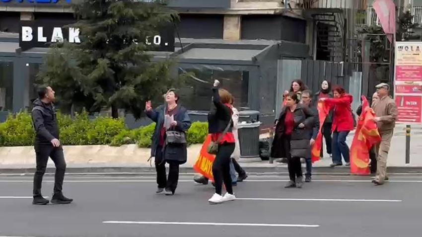 İstanbul'da 1Mayıs coşkuyla kutlandı! Sendikalar Taksim'e çelenk ve karanfillerle çıktı