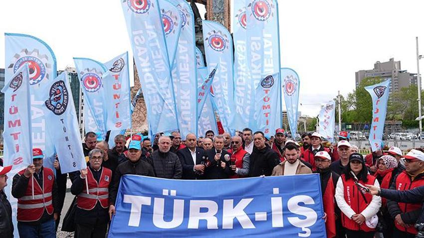 İstanbul'da 1Mayıs coşkuyla kutlandı! Sendikalar Taksim'e çelenk ve karanfillerle çıktı
