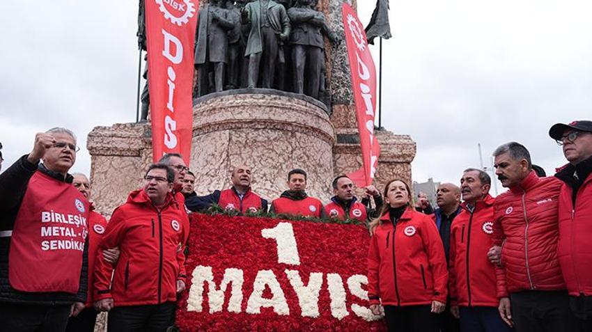 İstanbul'da 1Mayıs coşkuyla kutlandı! Sendikalar Taksim'e çelenk ve karanfillerle çıktı
