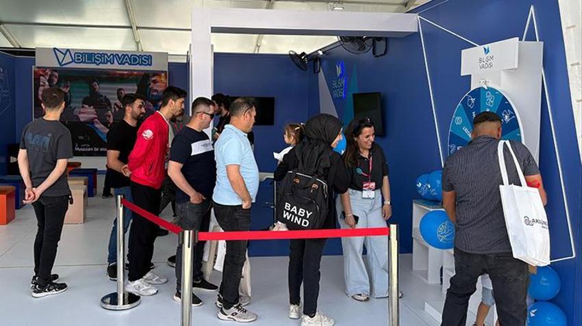 TEKNOFEST KKTC'de ikinci günde ziyaretçilerini ağırlamaya başladı! Yerli hava araçları uçuş gösterileri yapacak