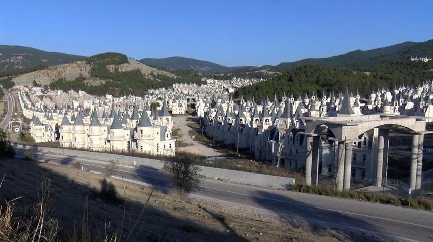 Peri masalı kabusa döndü! Atıl kalan villalar, dronla görüntülendi