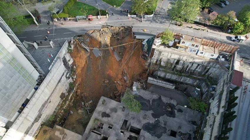 İstanbul Sarıyer'de yol çöktü! Cadde kapatıldı, kısmi heyelan iddiası