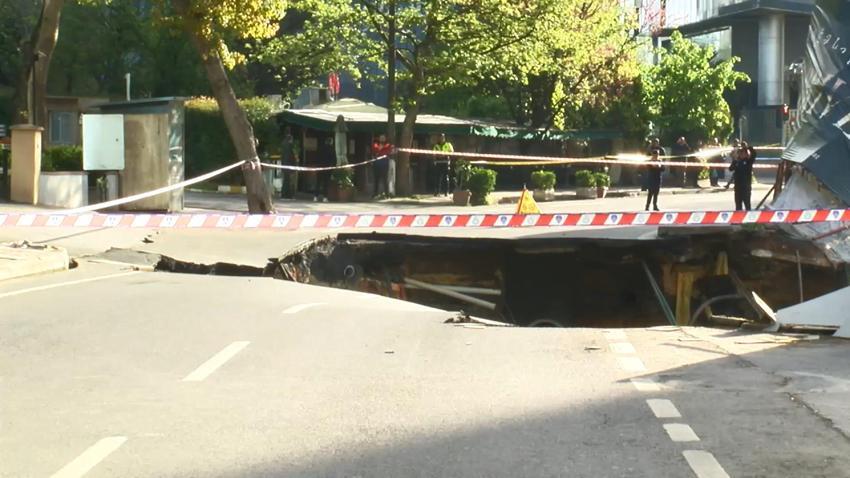 İstanbul Sarıyer'de yol çöktü! Cadde kapatıldı, kısmi heyelan iddiası