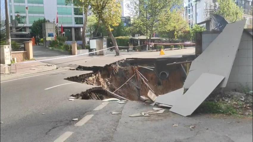 İstanbul Sarıyer'de yol çöktü! Cadde kapatıldı, kısmi heyelan iddiası