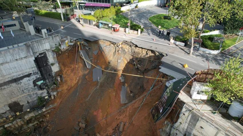 İstanbul Sarıyer'de yol çöktü! Cadde kapatıldı, kısmi heyelan iddiası