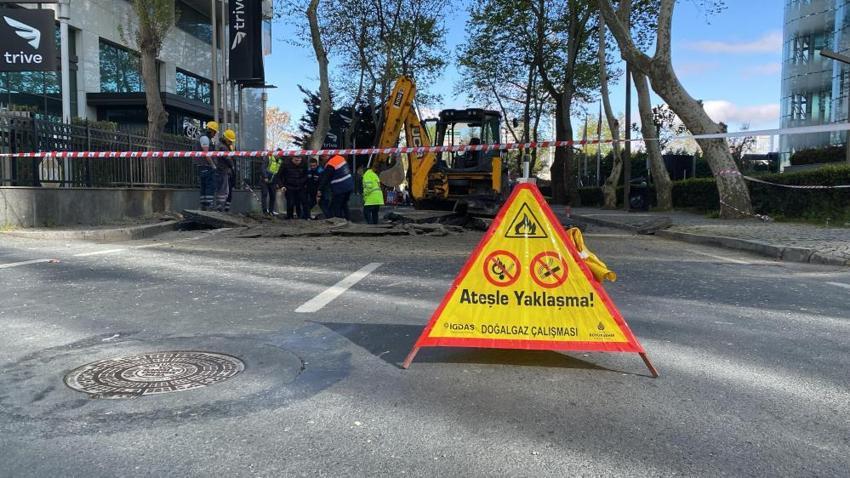İstanbul Sarıyer'de yol çöktü! Cadde kapatıldı, kısmi heyelan iddiası