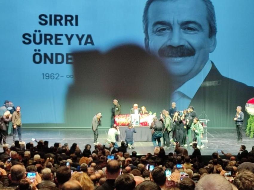 Sırrı Süreyya Önder'e acı veda! Annesinin ağıtları yürekleri dağladı