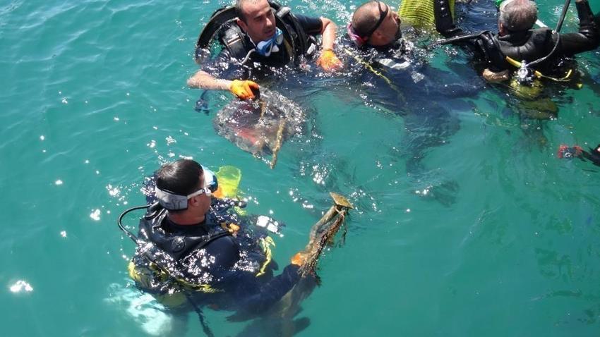 Antalya'da 35 gönüllü dalgıç denizin dibini temizledi, çıkanlar pes dedirtti