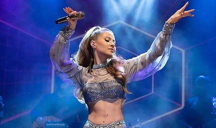 Derya Uluğ'un sahnede eli ayağına dolaştı! Yardım istedi
