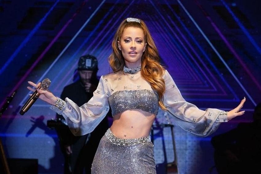 Derya Uluğ'un sahnede eli ayağına dolaştı! Yardım istedi

