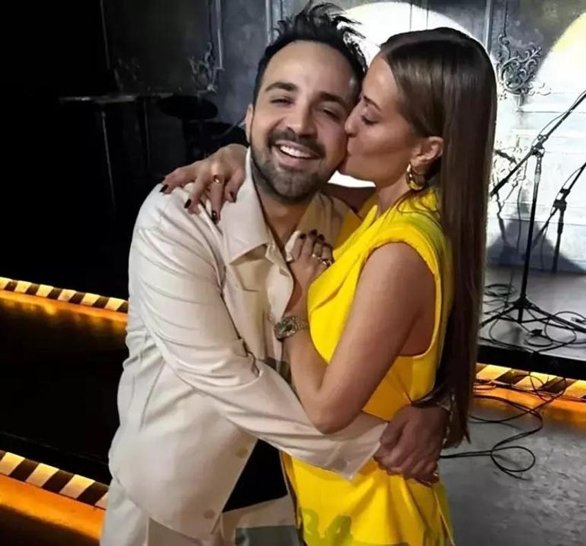 Derya Uluğ'un sahnede eli ayağına dolaştı! Yardım istedi
