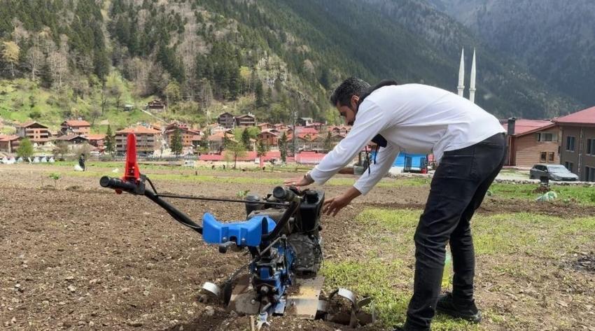 Arap turistler, tarlada mısır eken vatandaşlara hurma dağıttı