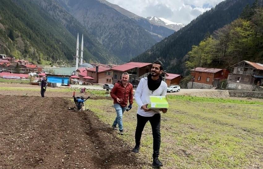 Arap turistler, tarlada mısır eken vatandaşlara hurma dağıttı