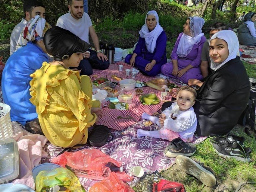 35 yıl sonra köylerine döndüler! Kazanlarda yemekler pişirip doyasıya eğlendiler
