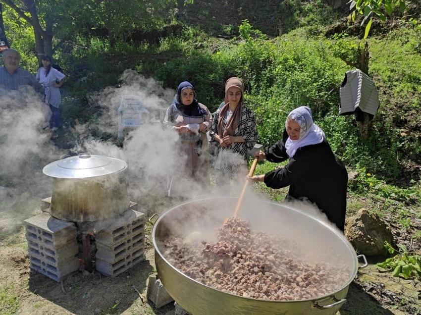 35 yıl sonra köylerine döndüler! Kazanlarda yemekler pişirip doyasıya eğlendiler