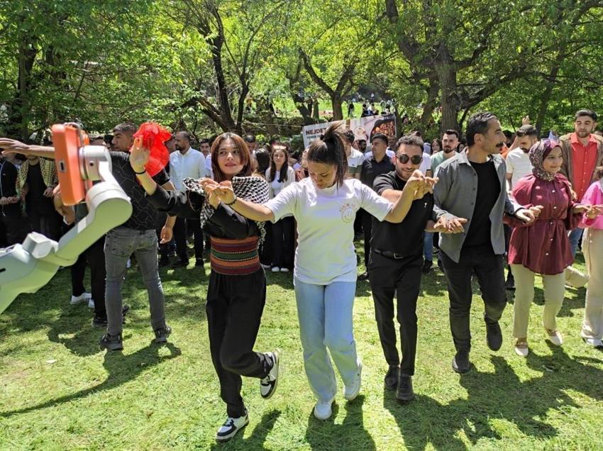 35 yıl sonra köylerine döndüler! Kazanlarda yemekler pişirip doyasıya eğlendiler