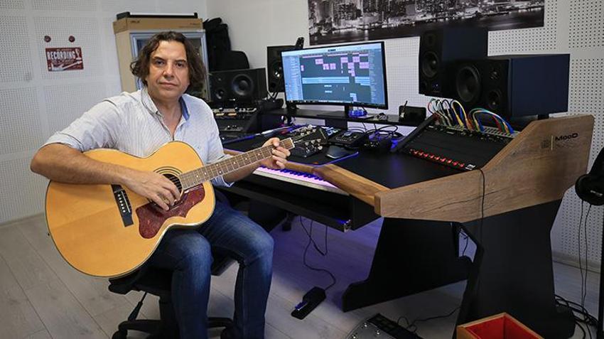 Rockçı profesör, gündüzleri üniversitede ders veriyor geceleri sahneye çıkıyor