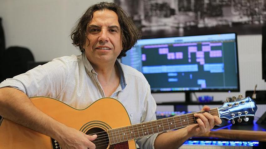 Rockçı profesör, gündüzleri üniversitede ders veriyor geceleri sahneye çıkıyor