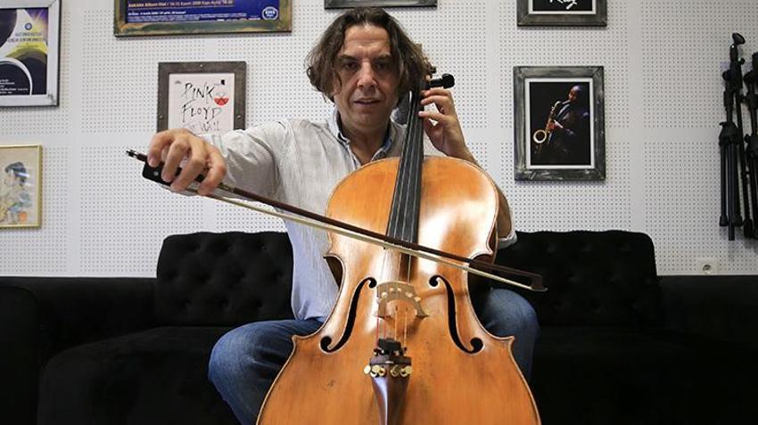 Rockçı profesör, gündüzleri üniversitede ders veriyor geceleri sahneye çıkıyor