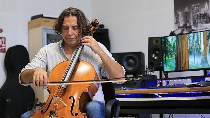 Rockçı profesör, gündüzleri üniversitede ders veriyor geceleri sahneye çıkıyor