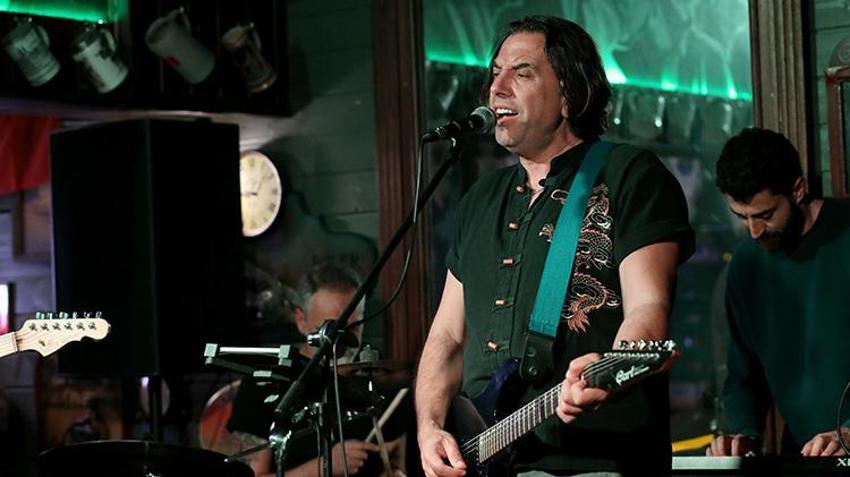 Rockçı profesör, gündüzleri üniversitede ders veriyor geceleri sahneye çıkıyor