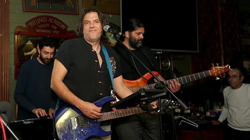 Rockçı profesör, gündüzleri üniversitede ders veriyor geceleri sahneye çıkıyor