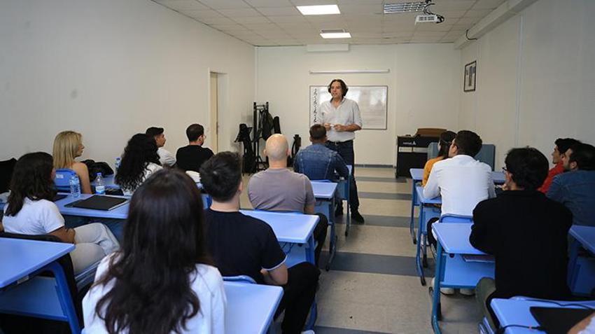 Rockçı profesör, gündüzleri üniversitede ders veriyor geceleri sahneye çıkıyor
