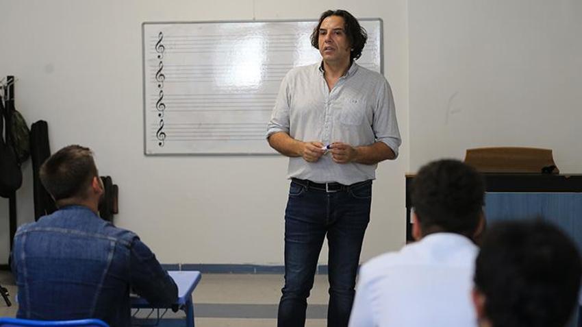 Rockçı profesör, gündüzleri üniversitede ders veriyor geceleri sahneye çıkıyor