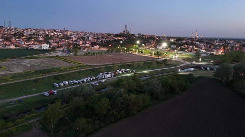 Bütün şehir kamp alanı oldu! Turist akını var: Parklarda adım atacak yer kalmadı