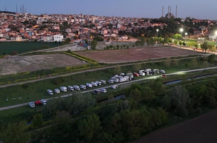 Bütün şehir kamp alanı oldu! Turist akını var: Parklarda adım atacak yer kalmadı
