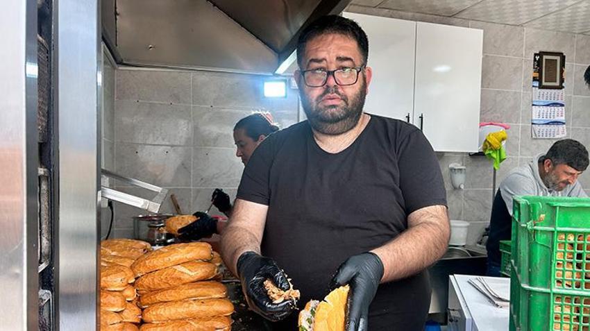 Hataylı dönerciden anlamlı kampanya! Her yıl babasının sevdiği döneri bedava dağıtıyor