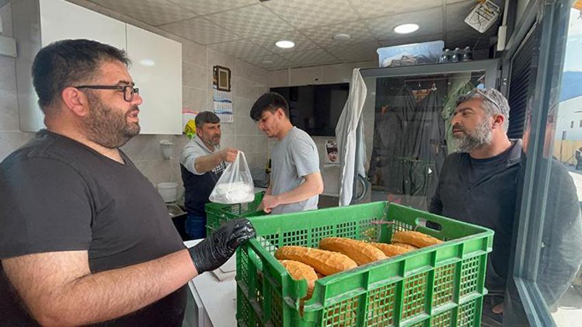 Hataylı dönerciden anlamlı kampanya! Her yıl babasının sevdiği döneri bedava dağıtıyor