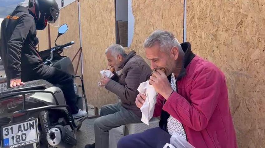 Hataylı dönerciden anlamlı kampanya! Her yıl babasının sevdiği döneri bedava dağıtıyor