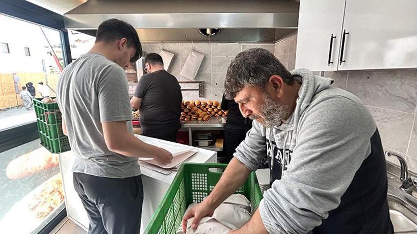 Hataylı dönerciden anlamlı kampanya! Her yıl babasının sevdiği döneri bedava dağıtıyor