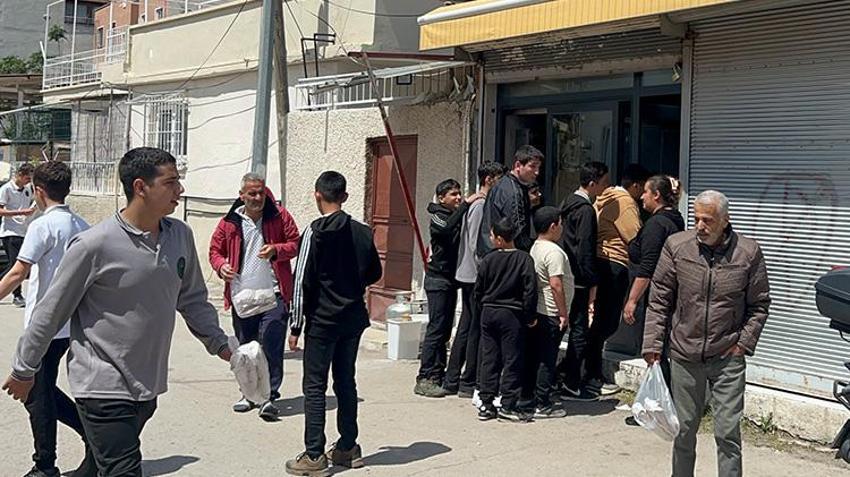 Hataylı dönerciden anlamlı kampanya! Her yıl babasının sevdiği döneri bedava dağıtıyor