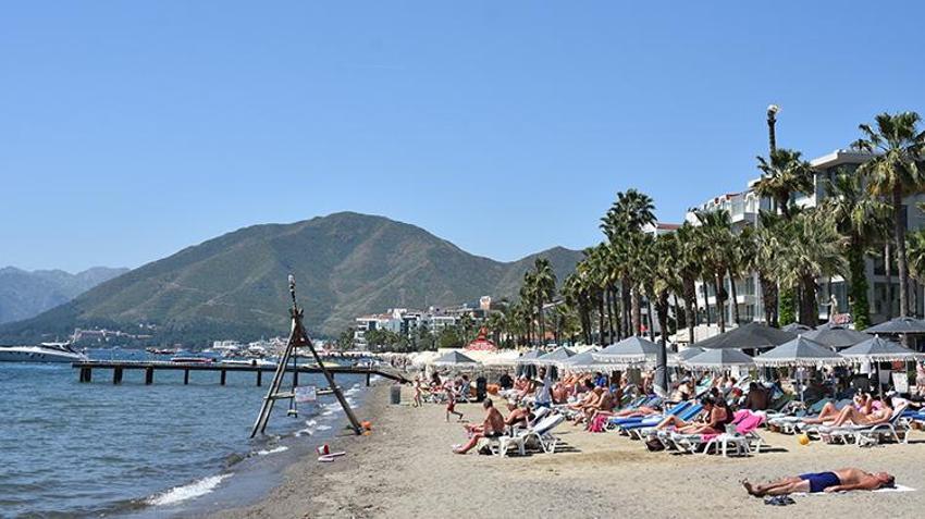 Akdeniz sezonu açtı! Güneşi gören sahile koştu, kimi güneşlendi gibi yüzdü