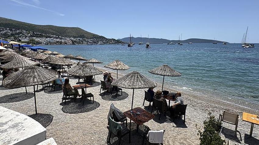 Akdeniz sezonu açtı! Güneşi gören sahile koştu, kimi güneşlendi gibi yüzdü