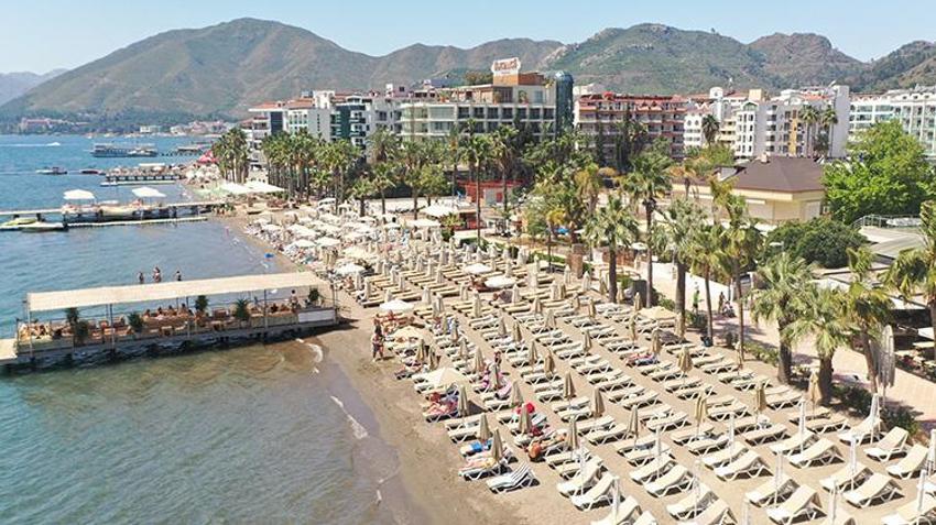 Akdeniz sezonu açtı! Güneşi gören sahile koştu, kimi güneşlendi gibi yüzdü