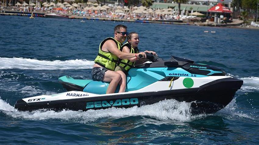 Akdeniz sezonu açtı! Güneşi gören sahile koştu, kimi güneşlendi gibi yüzdü