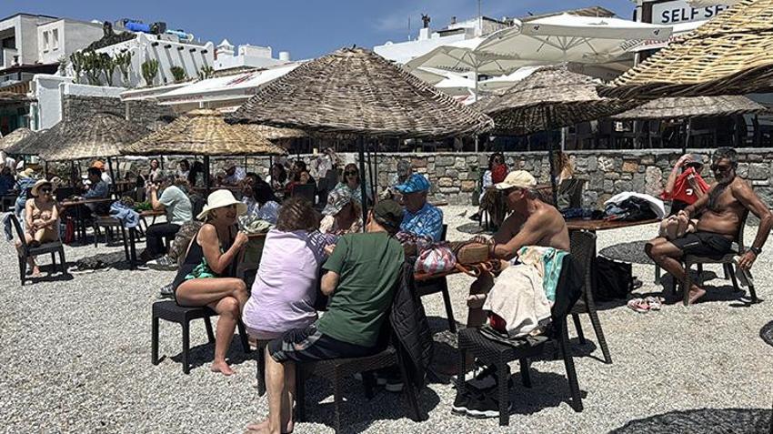 Akdeniz sezonu açtı! Güneşi gören sahile koştu, kimi güneşlendi gibi yüzdü