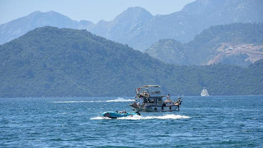 Akdeniz sezonu açtı! Güneşi gören sahile koştu, kimi güneşlendi gibi yüzdü