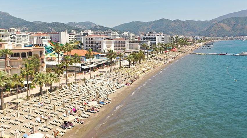 Akdeniz sezonu açtı! Güneşi gören sahile koştu, kimi güneşlendi gibi yüzdü
