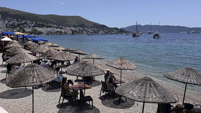 Akdeniz sezonu açtı! Güneşi gören sahile koştu, kimi güneşlendi gibi yüzdü